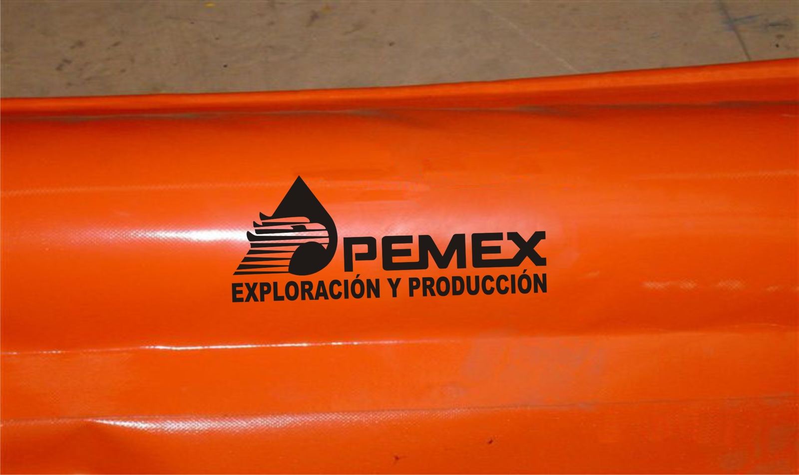 Barrera con logotipo de cliente impreso en la lona