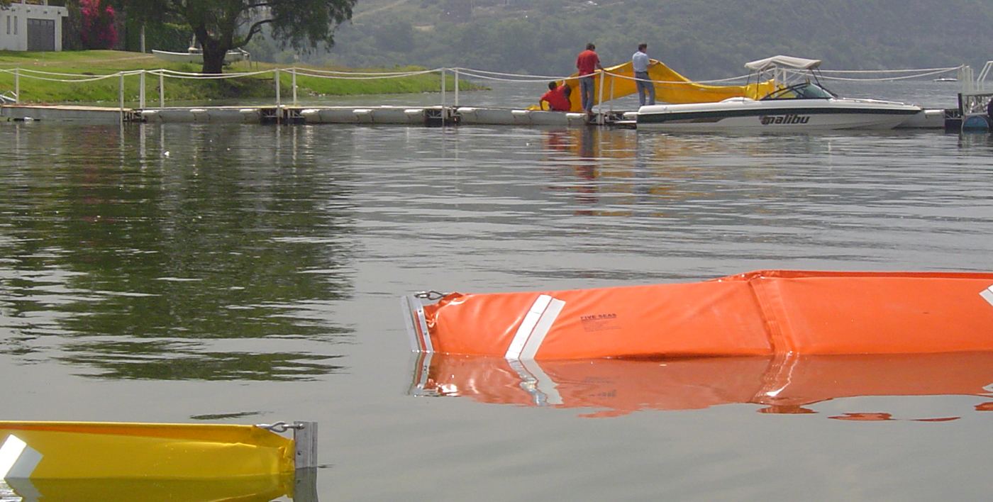 Barrera convencional desplegada en el agua