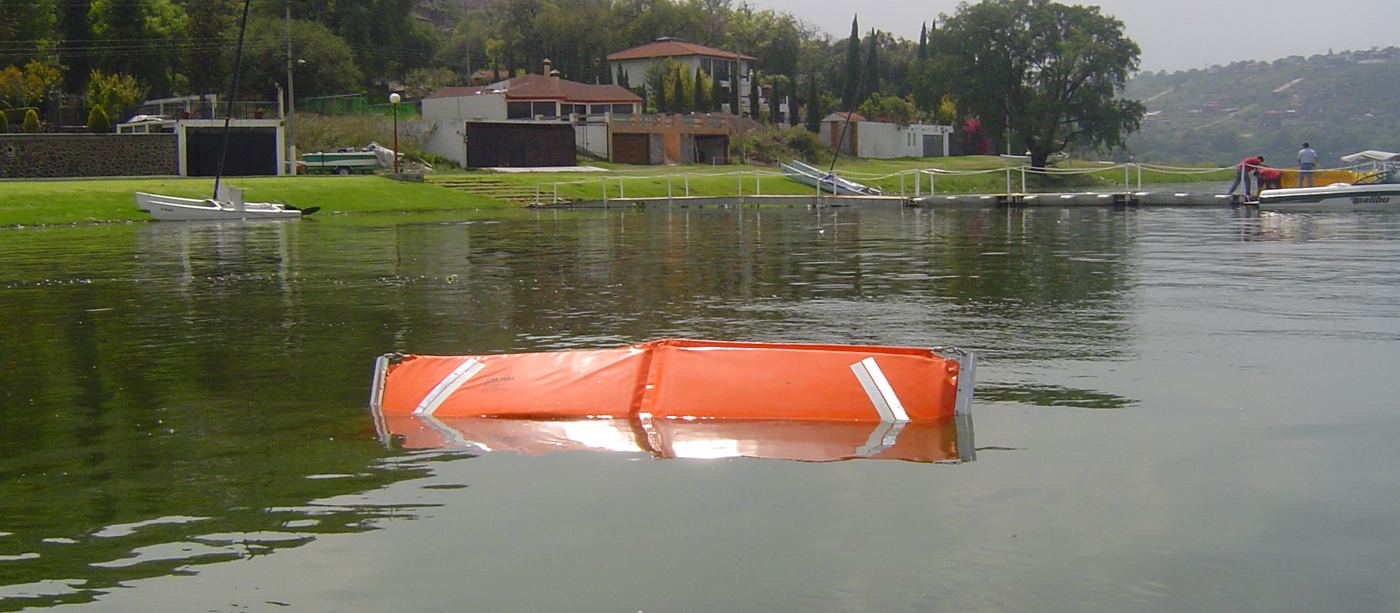 Barrera convencional con reflejantes flotando