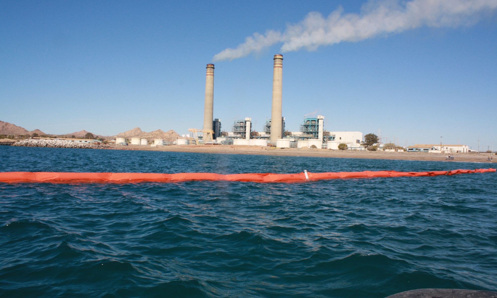 Barrera Five Seas frente a una planta generadora