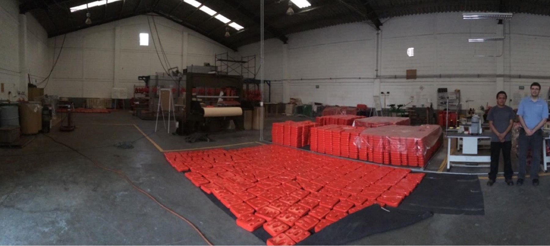 Nave de producción en Lerma con cientos de chalecos naranjas